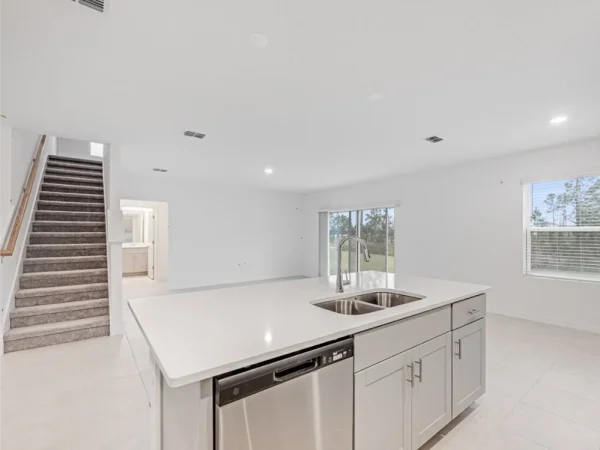 hj-fl-jacksonville-marion-creek-lot108-azalea-kitchen-to-stair-001